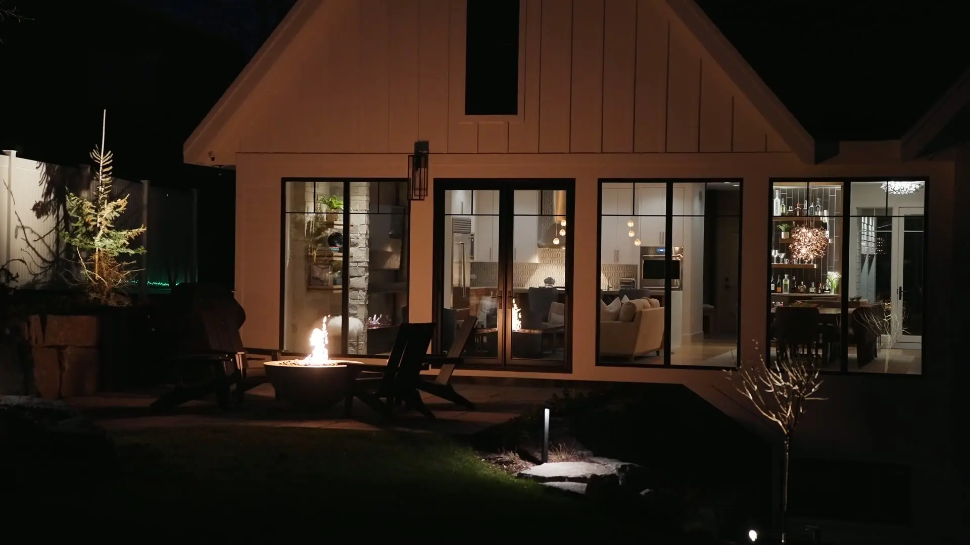 Woning in de avond met verlichte ramen