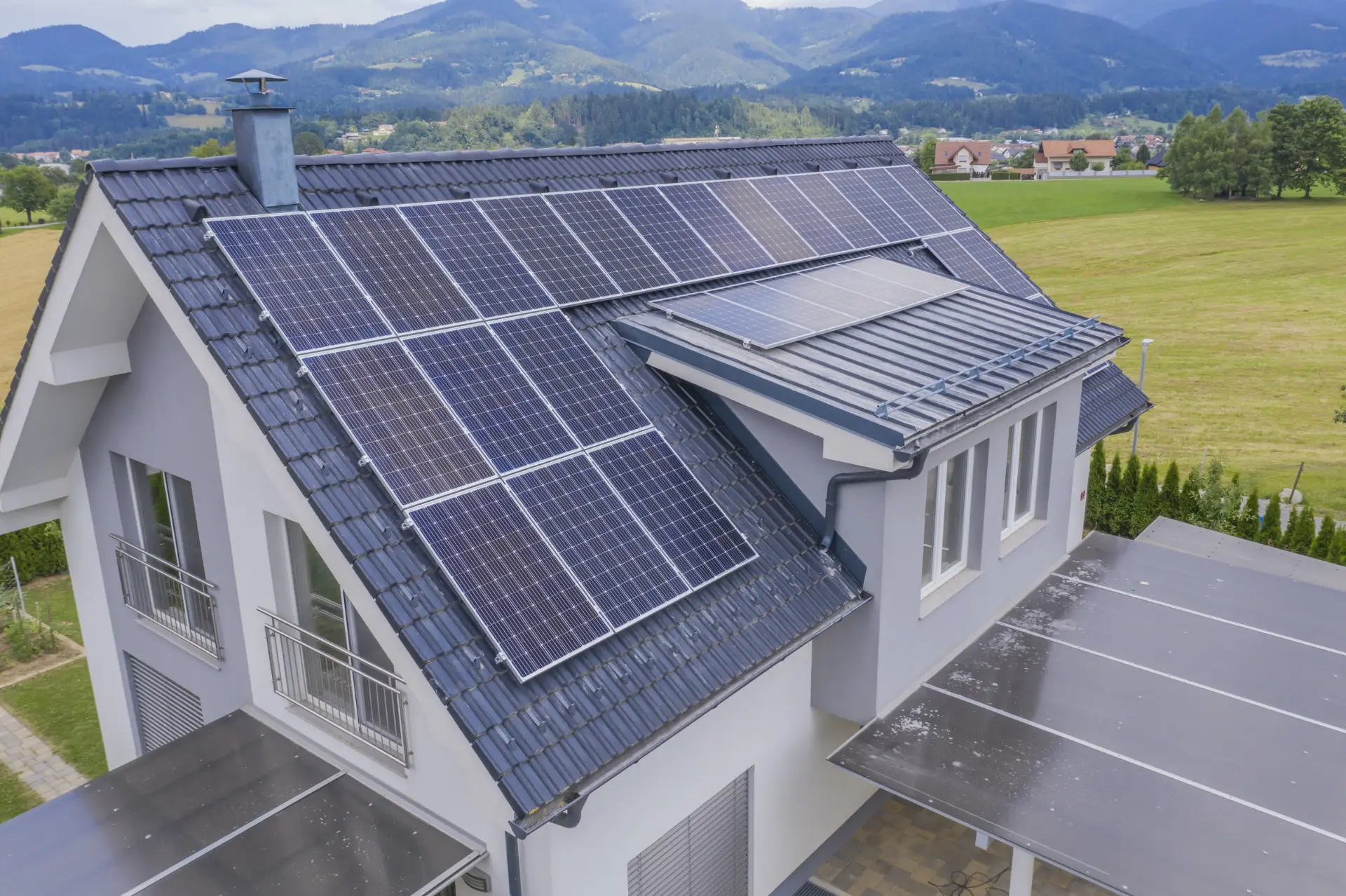Woning met zonnepanelen op het dak, van boven gezien